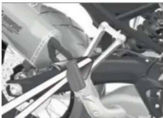 BMW F 900 GS (2025) - Einklemmen von Bauteilen - 1