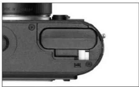 LEICA M8.2 - Inserting / removing the battery in / from the camera - 3