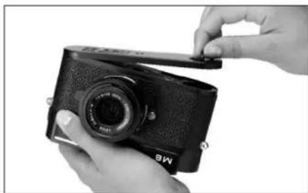 LEICA M8.2 - Inserting / removing the battery in / from the camera - 1