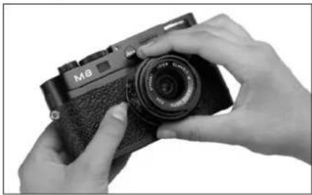 LEICA M8.2 - Removing a lens - 1