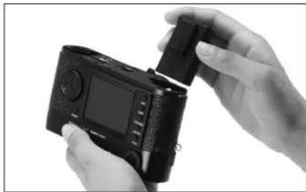 LEICA M8.2 - Inserting / removing the battery in / from the camera - 2