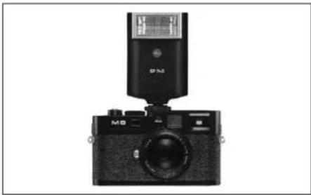 LEICA M8.2 - Attaching the flash unit - 1