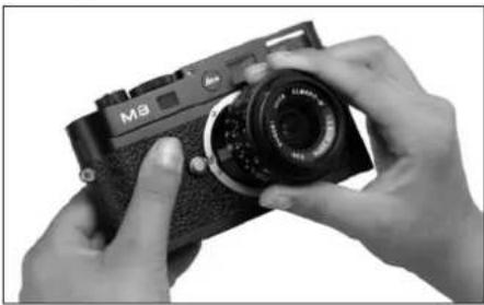LEICA M8.2 - Attaching a lens - 1