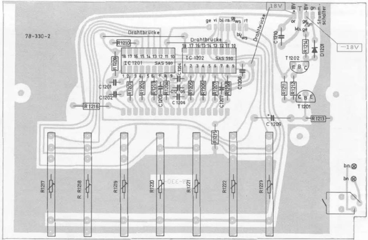 78-330-2 Drahtbrücke R1210 R1209 18 17 16 15 14 13 12 11 10 IC 1201 SAS 580 C1201 C1202 R1216 R1201 R1202 R1203 R1204 C1205 C1206 C1207 C1208 IC 1202 SAS 590 1 2 3 4 5 6 7 8 9 R1205 R1206 R1207 R1208 C1209 R1215 R1221 R1222 R1223 R1217 R1218 R1219 R1220 R1221 R1222 R1223 ge vi bl rs gn ws rt Drahtbrücke R1210 BV T BV gn Sturm schalter or ge gn Mx ge D1201 T1202 E B C R1214 C B E T 1201 R1213 bn × bn ×