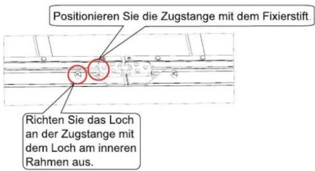 Positionieren Sie die Zugstange mit dem Fixierstift. Richten Sie das Loch an der Zugstange mit dem Loch am inneren Rahmen aus.