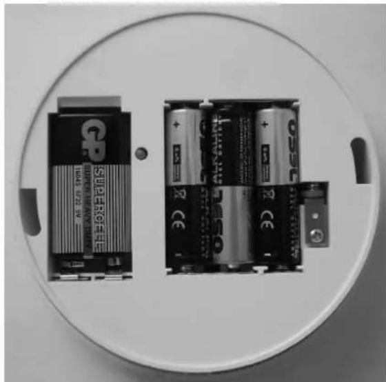 Marquant 442-055 - Inserting the batteries - 1