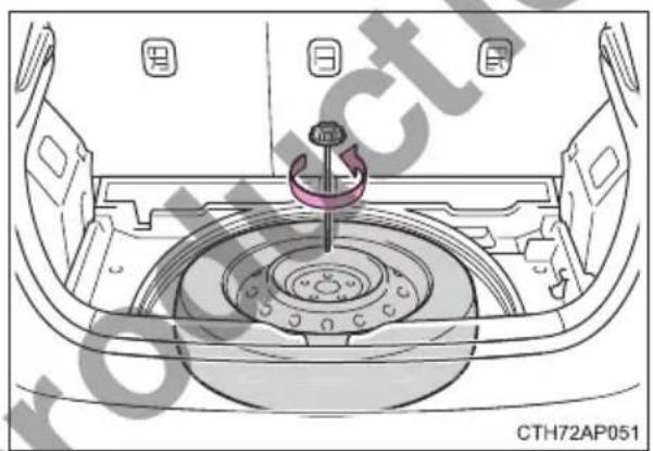 TOYOTA Corolla hatchback hybrid (2017) - Taking out the spare tire - 2