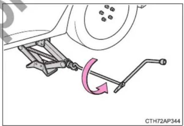 TOYOTA Corolla hatchback hybrid (2017) - Installing the spare tire - 3