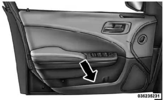 Chrysler 300 SRT (2012) - DoorStorage - 1