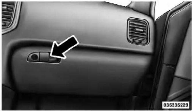 Chrysler 300 SRT (2012) - GloveboxStorage - 1