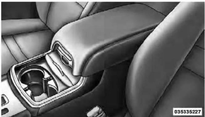 Chrysler 300 SRT (2012) - ConsoleFeatures - 1