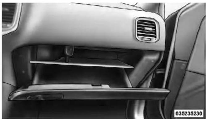 Chrysler 300 SRT (2012) - GloveboxStorage - 2