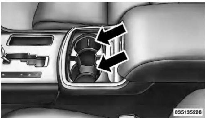 Chrysler 300 SRT (2012) - FrontSeatCupholders - 2