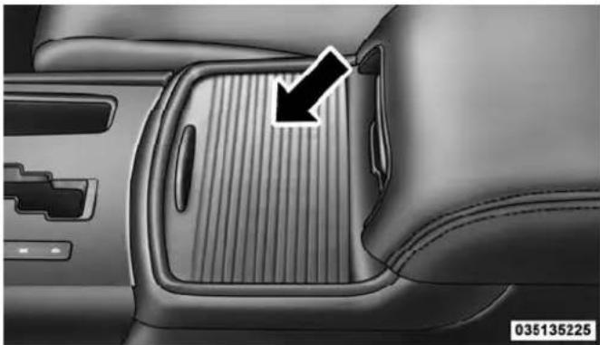 Chrysler 300 SRT (2012) - FrontSeatCupholders - 1