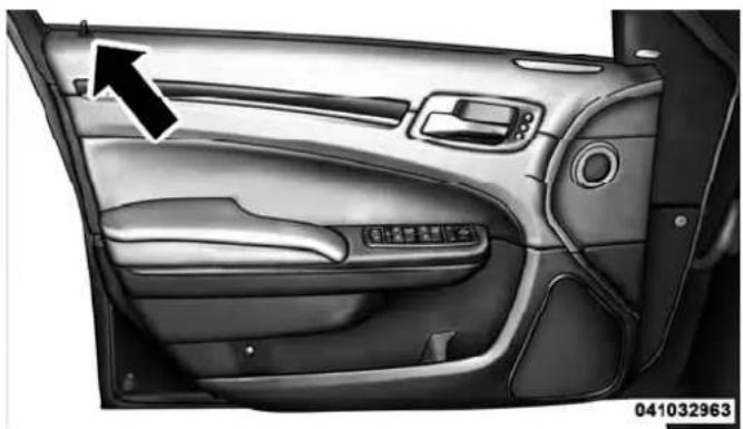 Chrysler 300 SRT (2012) - ManualDoorLocks - 1