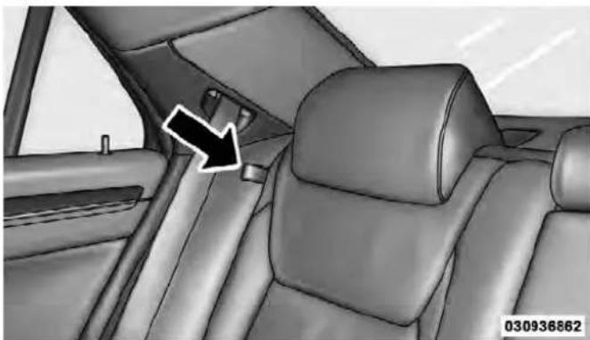 Chrysler 300 SRT (2012) - FoldingRearSeat - 1