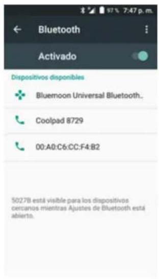 Bluetooth Activado Dispositivos disponibles Bluemoon Universal Bluetooth. Coolpad 8729 00:A0:C6:CC:F4:B2 5027B está visible para los dispositivos cercanos mientras Ajustes de Bluetooth está abierto.
