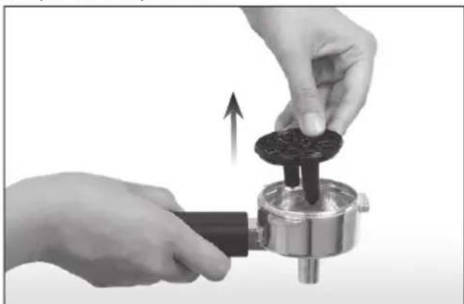 Zelmer Subito CM2005M - CLEANING THE BREWING HEAD AND THE FILTER HOLDER - 3