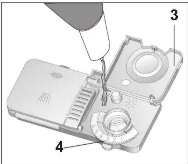 Technical diagram showing a tool interacting with an open device, labeled with parts 3 and 4.