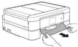 BROTHER DCP-J973N-W - トレイの挿入口に残っている用紙をゆっくり引き抜く - 1