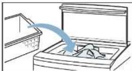 BOSCH WOE135S0ZA - Placing the laundry into the drum - 2