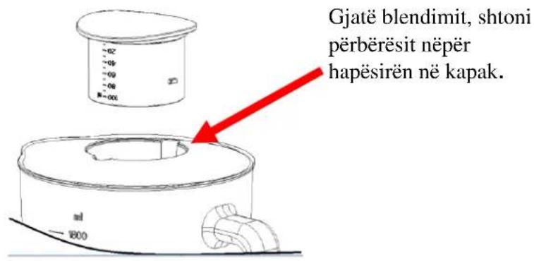 Gjatë blendimit, shtoni përbërësit nëpër hapësirën në kapak.
