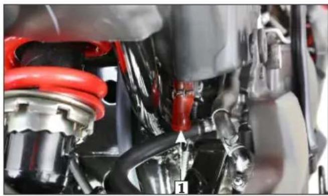 HERO Xtreme 200S (2020) - Air cleaner drain tube cleaning - 1