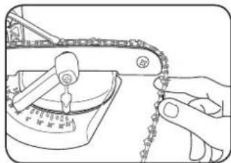 Diagram showing a hand using a scale to measure a weight, with weights labeled in grams and a chain attached.