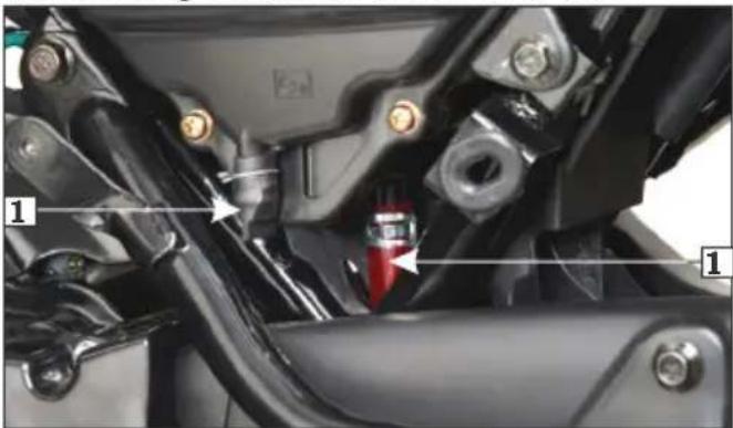 HERO Splendor iSmart + (2019) - Air cleaner drain tube plug cleaning - 1