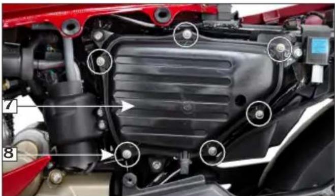 HERO Karizma ZMR (2018) - Air cleaner element inspection - 4