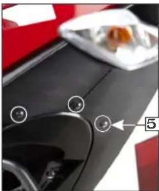 HERO Karizma ZMR (2018) - Battery removal - 4