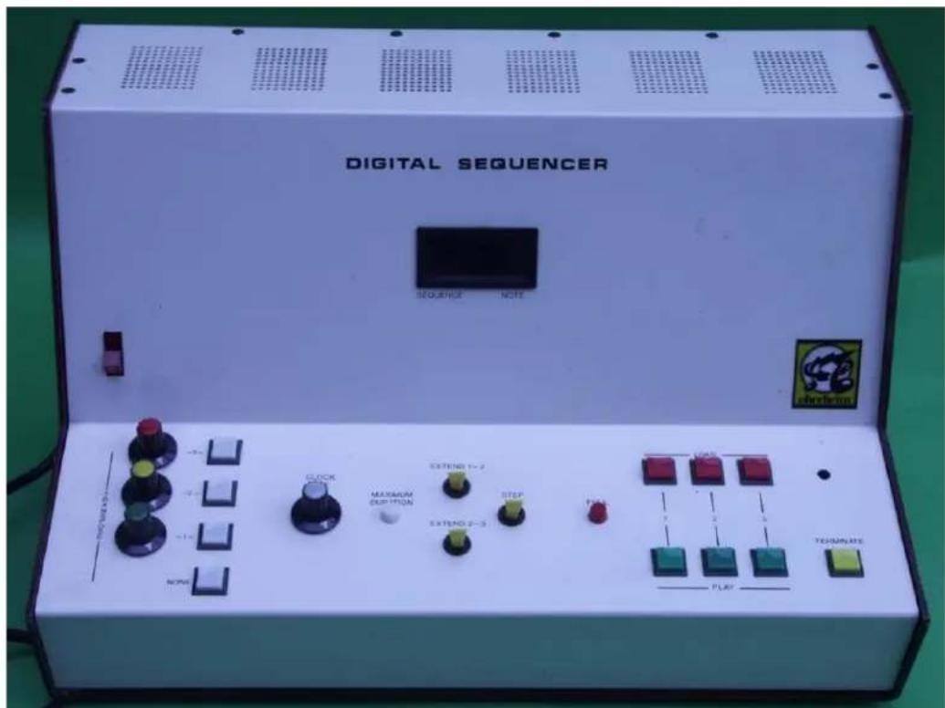 DIGITAL SEQUENCER SEQUENCE NOTE CLOCK MAXIMUM OUTRITION EXTEND 1-2 EXPEND 2-3 STEP PLAY PLAY TEMPURATE