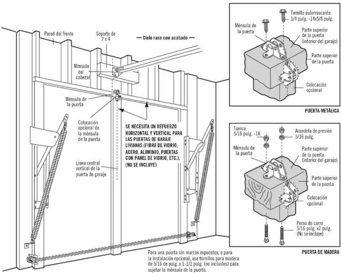 Pared del frente Soporte de 2 x 4 Cielo raso con acabado Ménsula del cabezal Ménsula de la puerta Colocación opcional de la ménsula de la puerta Línea central vertical de la puerta de garaje SE NECESITA UN REFUERZO HORIZONTAL Y VERTICAL PARA LAS PUERTAS DE GARAJE LIVIANAS (FIBRA DE VIDRIO, ACERO, ALUMINIO, PUERTAS CON PANEL DE VIDRIO, ETC.). (NO SE INCLUYE) Para una puerta sin marcos expuestos, o para la instalación opcional, use tornillos para madera de 5/16 de pulg. x 1-1/2 pulg. (no incluidos) para sujetar la ménsula de la puerta. Puerta METÁLICA Tornillo autorroscante 1/4 pulg. -14x5/8 pulg. Ménsula de la puerta Parte superior de la puerta (interior del garaje) Parte superior de la puerta Colocación opcional Tuerca 5/16 pulg. -18 Arandela de presión 5/16 pulg. Ménsula de la puerta Parte superior de la puerta (interior del garaje) Parte superior de la puerta Colocación opcional Perno de carro 5/16 pulg. x2 pulg. (No se incluye) PUERTA DE MADERA