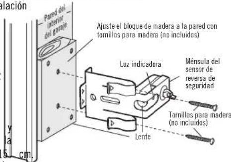 Pared del interior del garaje Ajuste el bloque de madera a la pared con tornillos para madera (no incluidos) Luz indicadora Ménsula del sensor de reversa de seguridad Tornillos para madera (no incluidos) Lente