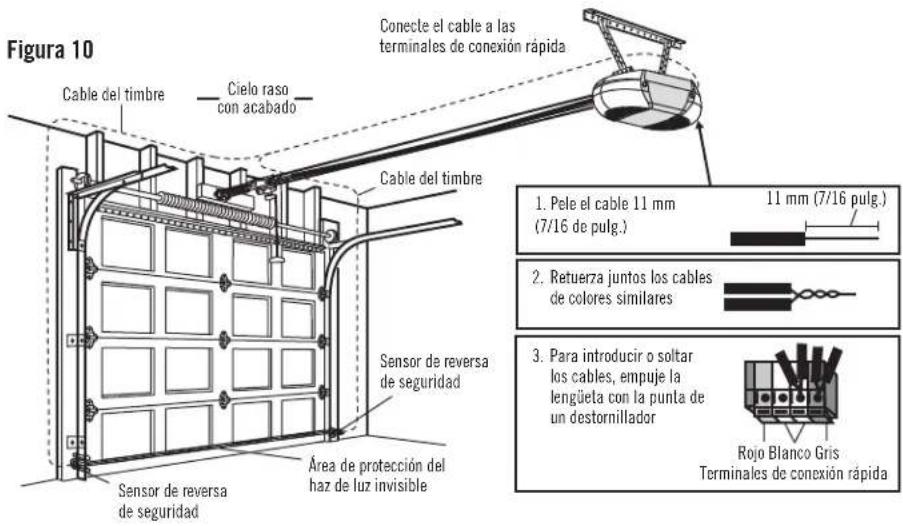 Figura 10 Cable del timbre Cielo raso con acabado Cable del timbre Conecte el cable a las terminales de conexión rápida 1. Pele el cable 11 mm (7/16 de pulg.) 11 mm (7/16 pulg.) 2. Retuerza juntos los cables de colores similares 3. Para introducir o soltar los cables, empuje la lengüeta con la punta de un destornillador Rojo Blanco Gris Terminales de conexión rápida Sensor de reversa de seguridad Área de protección del haz de luz invisible Sensor de reversa de seguridad