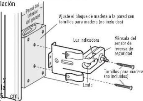Pared del interior del garaje Ajuste el bloque de madera a la pared con tornillos para madera (no incluidos) Luz indicadora Ménsula del sensor de reversa de seguridad Tornillos para madera (no incluidos) Lente