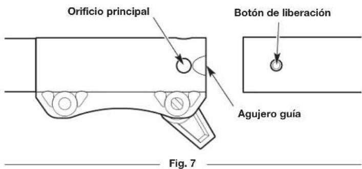Orificio principal Botón de liberación Agujero guía Fig. 7