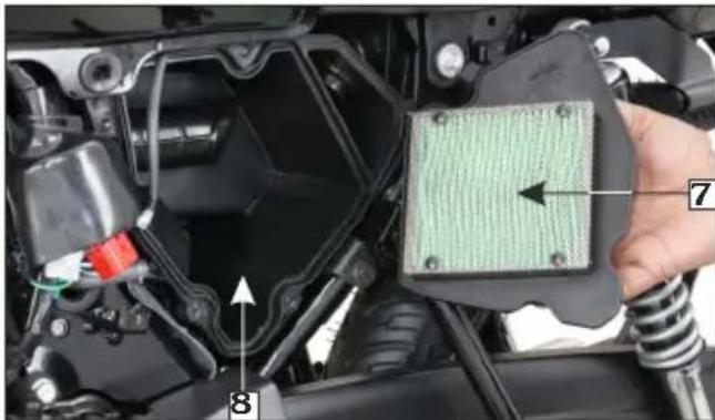 HERO Splendor+ Xtec (2022) - Air cleaner element inspection - 3