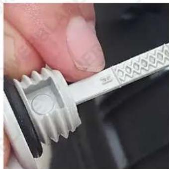 Powerblade VS600e - Step 3: Inspect the Oil Dipstick and wipe it with a clean cloth. - 1