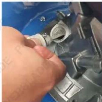 Powerblade VS600e - To Check Engine Oil Level - 1