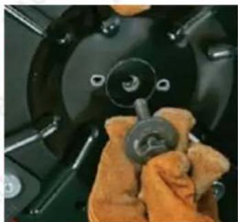 Baumr-AG 890SXe - Replacing the Blades - 3