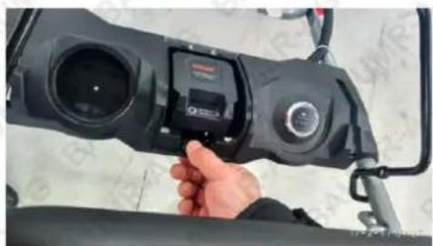 Baumr-AG 890SXe - Removing the Battery - 1