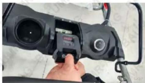 Baumr-AG 890SXe - Removing the Battery - 2