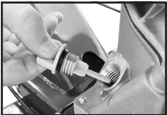 HYUNDAI HYT150 - Checking Oil Level - 1