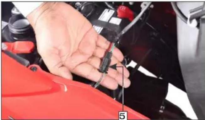 HERO Xoom Xtec (2023) - Center compartment Removal - 5