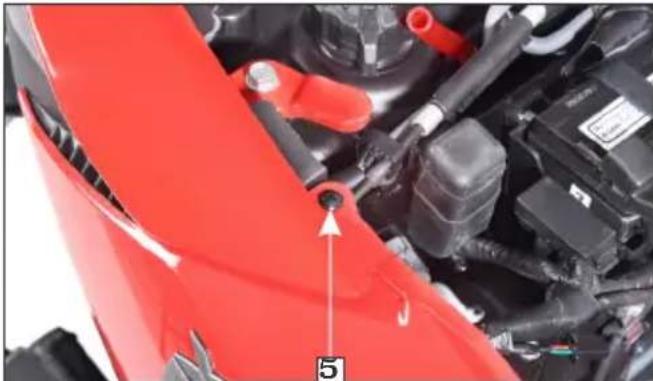 HERO Xoom Xtec (2023) - Body cover Right side cover Removal - 3