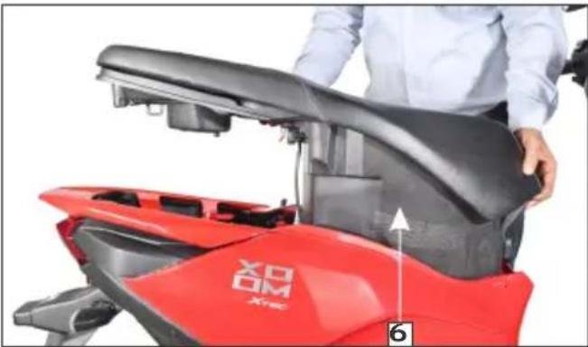 HERO Xoom Xtec (2023) - Center compartment Removal - 6
