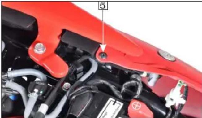 HERO Xoom Xtec (2023) - Left side cover Removal - 3