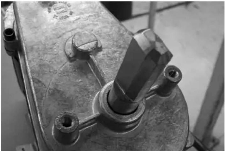 Servend M-90 - FRONT SERVICEABLE GEAR MOTOR REMOVAL - 3