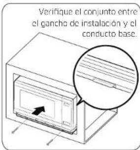 Verifique el conjunto entre el gancho de instalación y el conducto base.